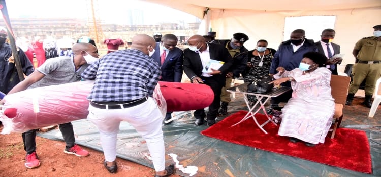 The traders showing Speaker Rebecca Kadaga some of the materials